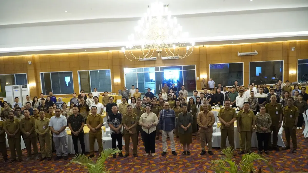 Bupati Mahulu Angela Idang Belawan bersama peserta pendampingan teknisi penyusunan Renstra di Hotel Puri Senyiur Samarinda, Selasa (21/4) lalu. (PROKOPIM)

&nbsp;