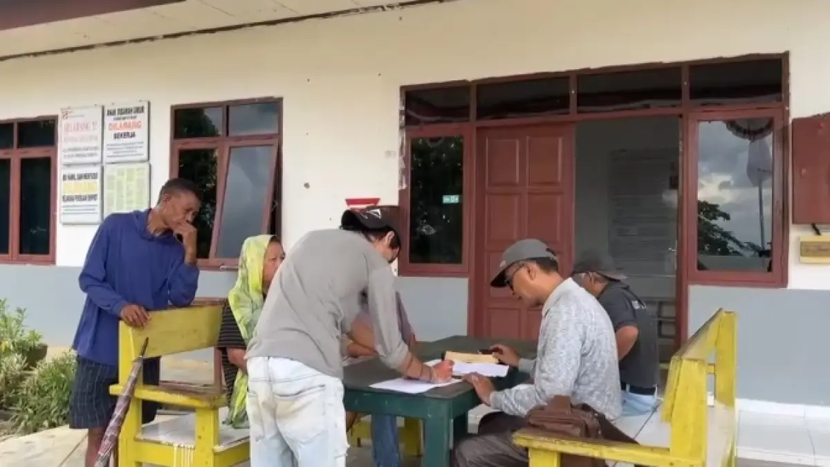 CARI SOLUSI: Sejumlah eks karyawan PT KLJ bersama perwakilan mencoba menemui pihak manajemen perusahaan. SUNARDI/KP