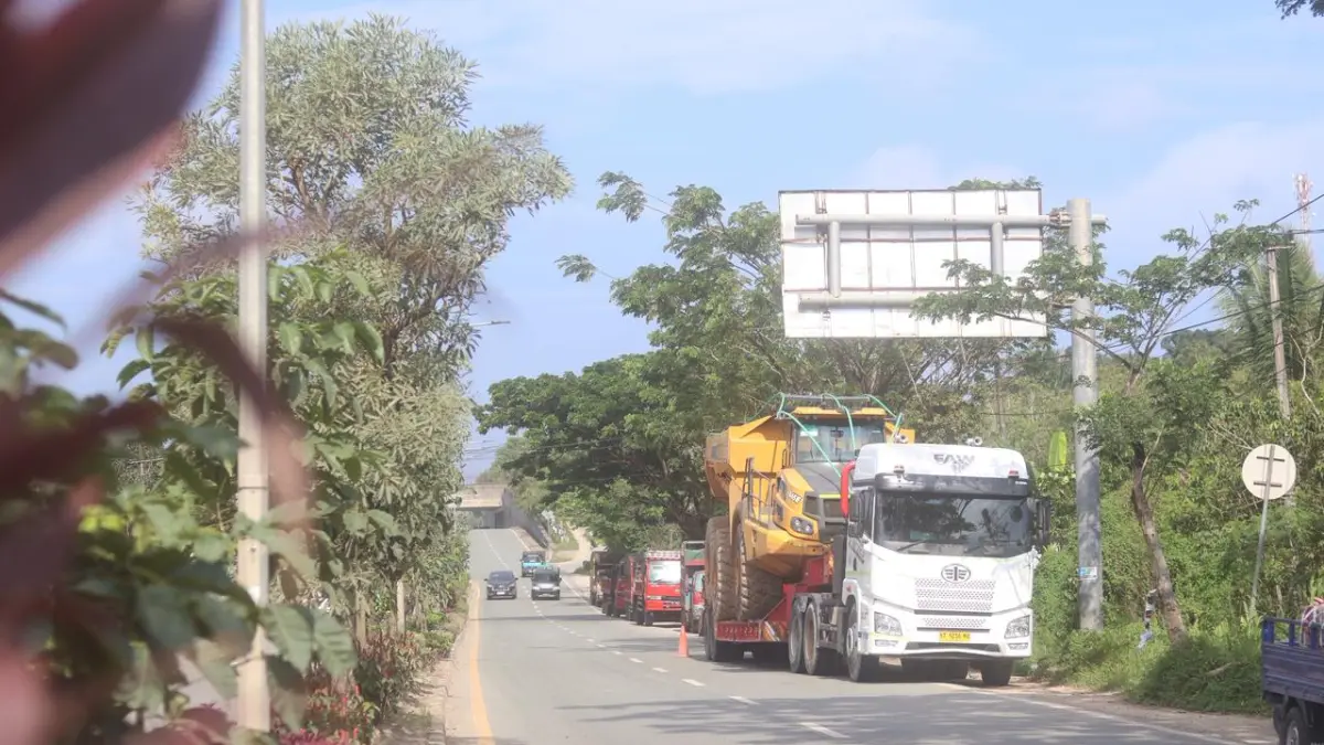 Deretan kendaraan berat yang melintas di jalur Kota Balikpapan. Pemkot akan mengalihkan arus logistik ke terminal barang Kilometer 13 demi keamanan dan ketahanan jalan. &nbsp;(ANGGI PRADITHA/KP)

&nbsp;