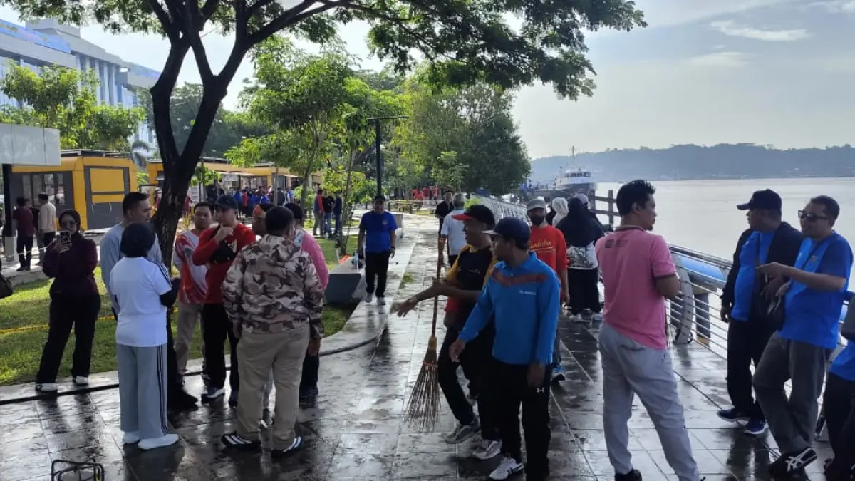 DIBERSIHKAN: Beberapa pegawai lintas OPD Pemkot Samarinda gotong royong membersihkan area Teras Samarinda Jalan Gajah Mada Kecamatan Samarinda Ulu, Minggu (26/4). (DENNY SAPUTRA/KP)