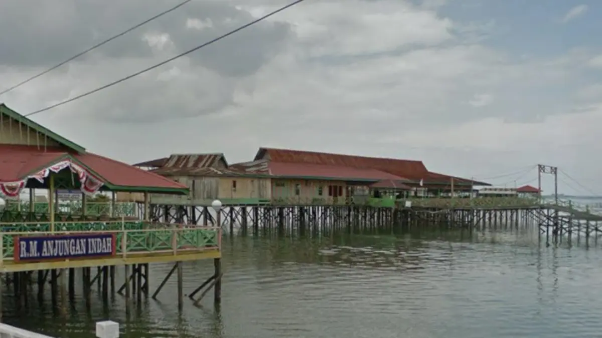 GENJOT PEMASUKAN: Bapenda Bontang melakukan pendataan terkait dengan kafe yang berada di Bontang Kuala. ADIEL KUNDHARA/KP