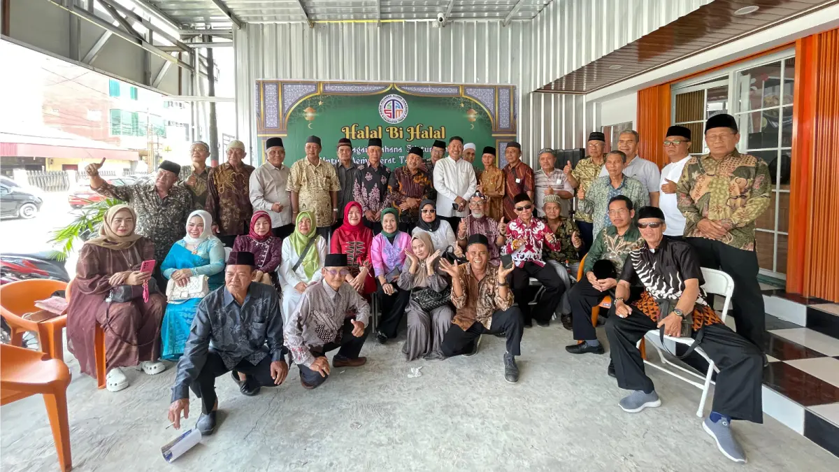 KEBERSAMAAN: Para pengurus anggota lainnya serta keluarga besar IKKA ST-STM abadikan momen bersama para kerabat, kawan, dan grup lain jadi satu dalam keseruannya di akhir kegiatan Halal Bihalal.