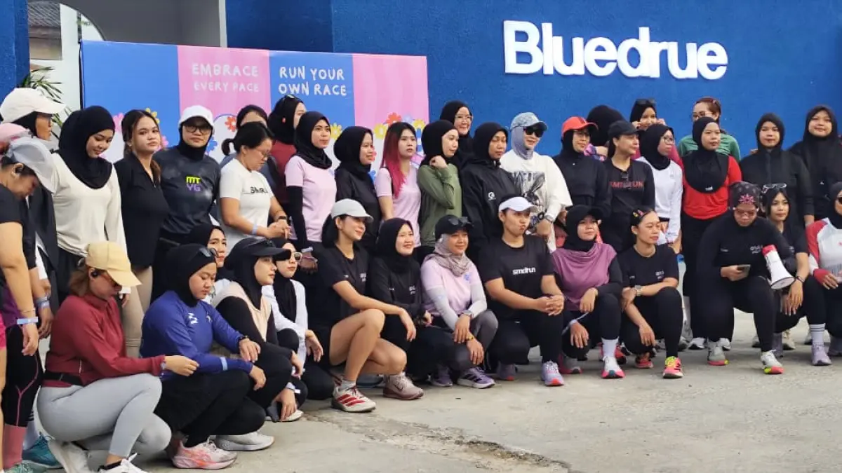 KOMPAK: Puluhan pelari perempuan Samarinda menghadiri kick-off run kegiatan Sisterhood Run garapan komunitas SMDRUN, Minggu (26/4). (DENNY SAPUTRA/KP)