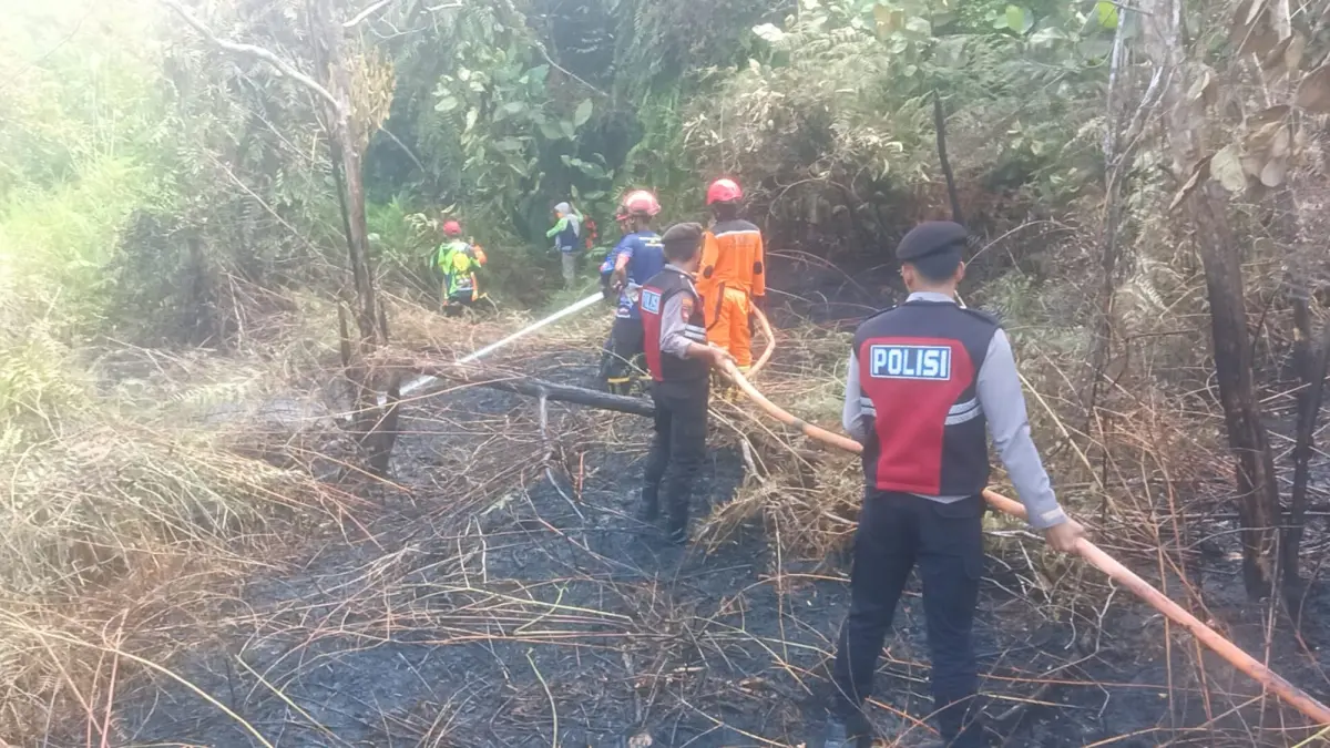 PADAMKAN API: Tim gabungan BPBD-Polres PPU berhasil memadamkan karhutla di Sungai Parit, Penajam, PPU, Minggu (26/4).