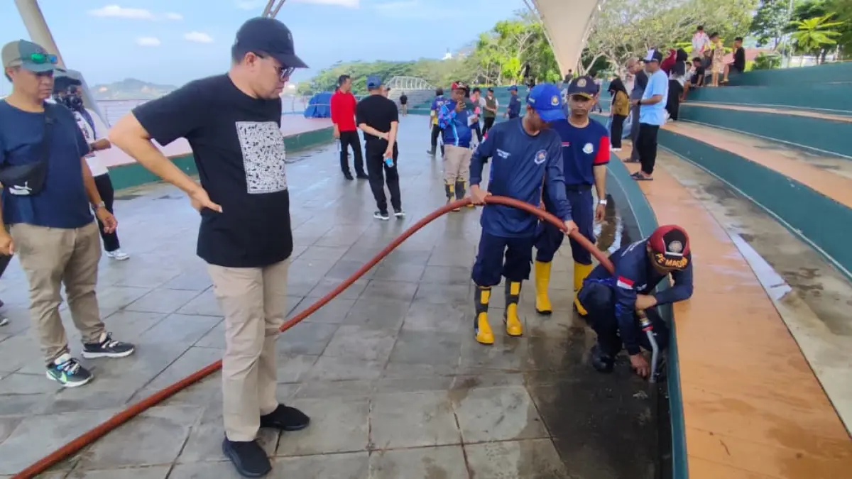 PANTAU: Andi Harun mengecek penyemprotan saluran drainase di area amfiteater Teras Samarinda dalam agenda gotong royong ASN, Minggu (26/4). (DENNY SAPUTRA/KP)