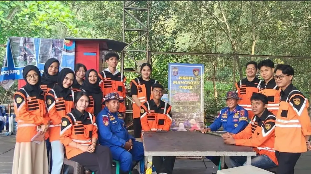 PEDULI: Mahasiswa Uniba dan Ditpolairud Polda Kaltim melakukan aksi bersih di kawasan pesisir dan penanaman mangrove.