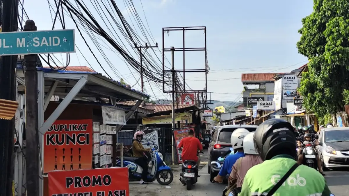 PELANGGARAN: Jalan M Said, Kelurahan Lok Bahu kondisinya kian semerawut karena banyak pedagang menambah bangunan atau menaruh banner petunjuk tokonya di atas drainase. (DENNY SAPUTRA/KP)