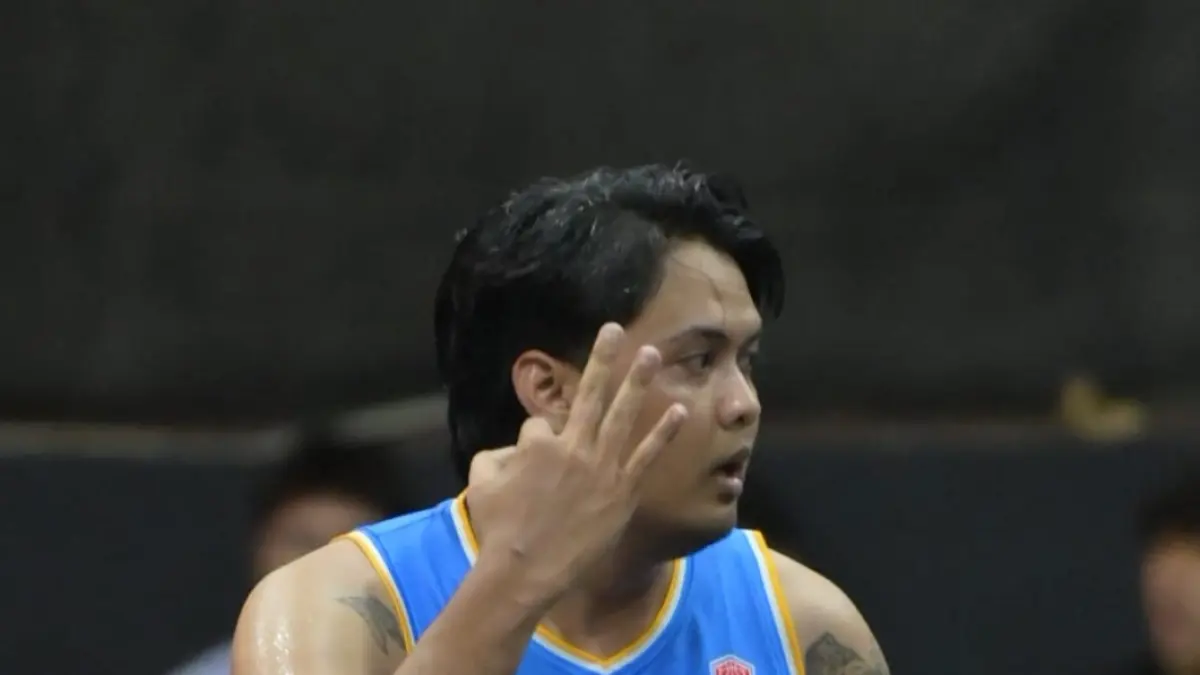 Pemain Bluefin Samarinda, Gunawan, melakukan selebrasi usai mencetak tembakan tiga angka dalam laga dramatis melawan Sonic Samarinda di KBL 2026. (DONI ADITYA/KALTIM POST)