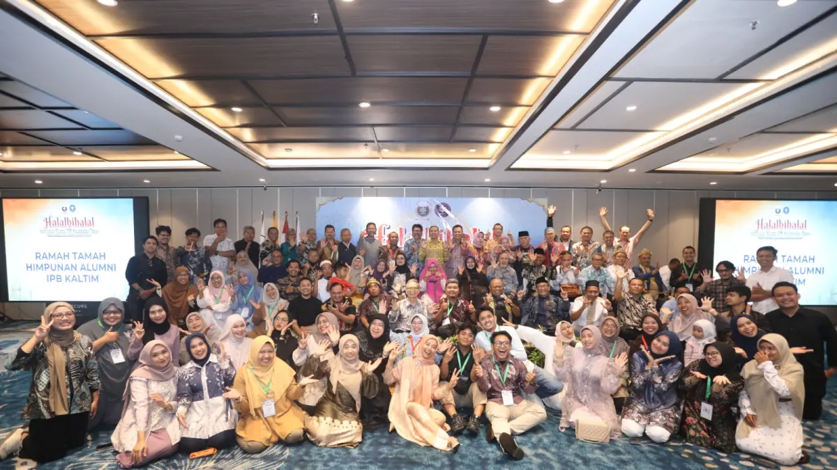 ABADIKAN: Seluruh keluarga besar HA IPB Kaltim mengabadikan momen bersama di acara halalbihalal di Hotel Mercure Samarinda, Sabtu (18/4).