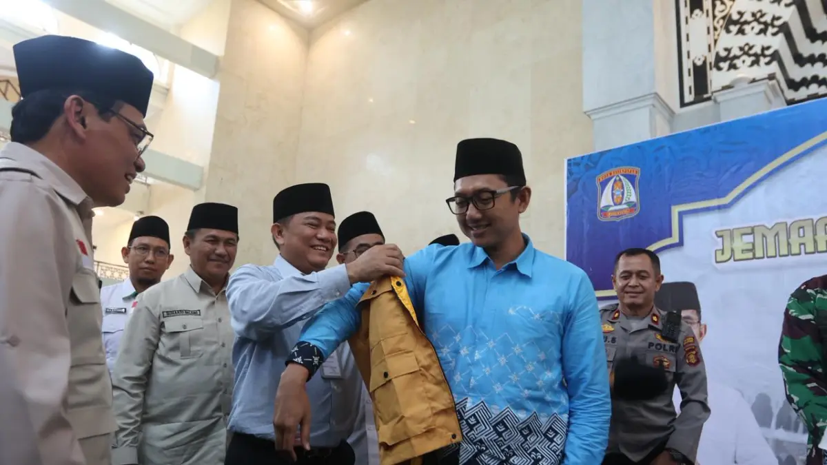 Asisten II Sekkot Balikpapan Andi Yusri Ramli melepas calon jamaah haji kloter 2 di Balikpapan Islamic Center, Senin (27/4). (FOTO ANGGI PRADITHA/KP)