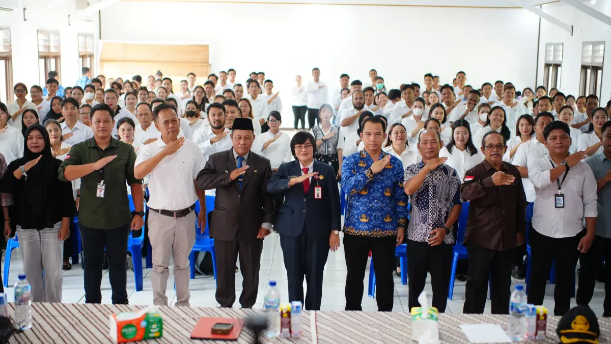 Asisten III Kristina Tening (tengah) dan Koordinator Tim Teknis Gerbangmas Beny Arianto (tiga kiri) abadikan momen bersama peserta di BPU Ujoh Bilang, Senin (27/4). JODY KRISTIANTO/KP