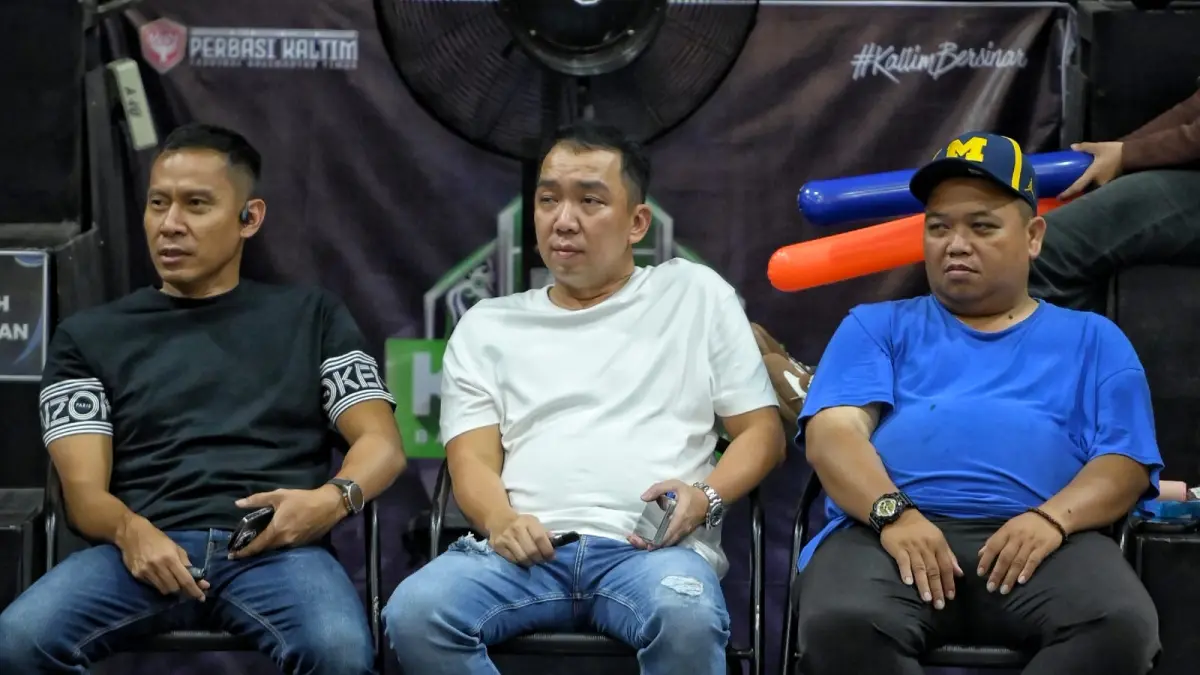 
BERI APRESIASI: Danyonif 611/ Awang Long Letkol Inf Senaaji Warisman Aripin (kiri) bersama Ketua Perbasi Kaltim Darwin Tandrin menyaksikan langsung pertandingan KBL di Lapangan Basket Korem, Samarinda.&nbsp;