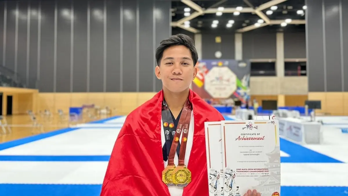 Bripda Gabriel Simorangkir, personel Polres Kutai Timur, menunjukkan dua medali emas yang diraih pada WATA Open Taekwondo International Championship 2026 di Osaka, Jepang.