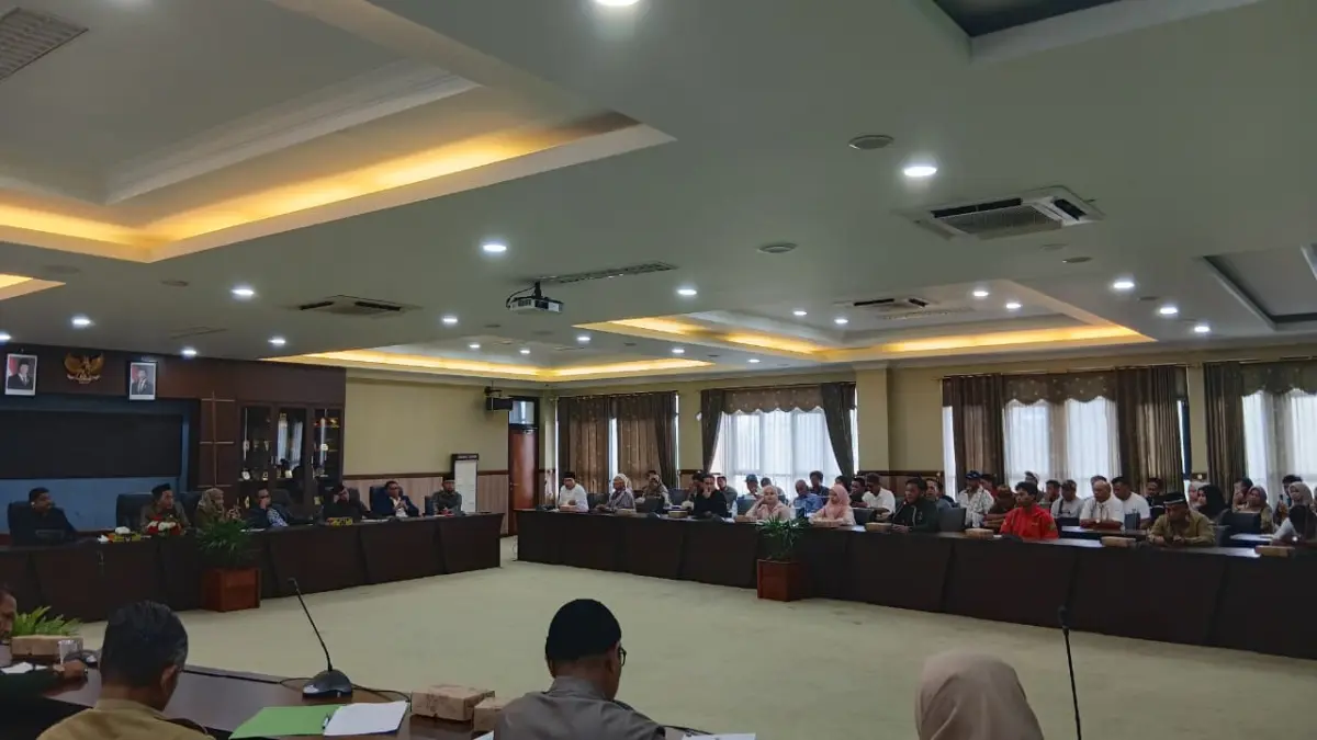 CARI SOLUSI: Legislatif saat melakukan rapat dengar pendapat.