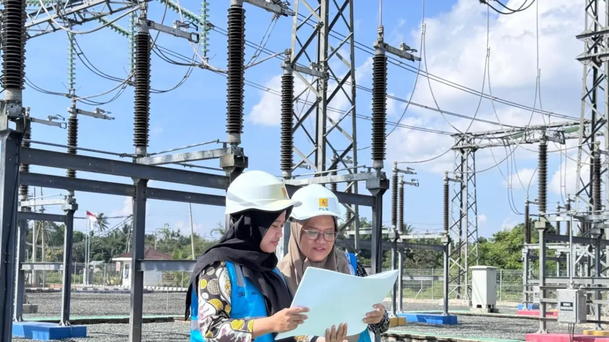 CEK GAMBAR: Srikandi PLN UIP KLT melakukan pengecekan gambar teknis di area gardu induk sebagai bagian dari pengawasan pembangunan infrastruktur ketenagalistrikan.
