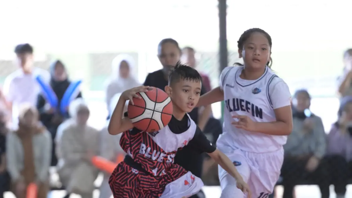 CIAMIK: Pemain Bluesky (merah) melakukan dribel melewati adangan pemain Bluefin Academy dalam lanjutan KBL Pekan Ketiga.&nbsp;


