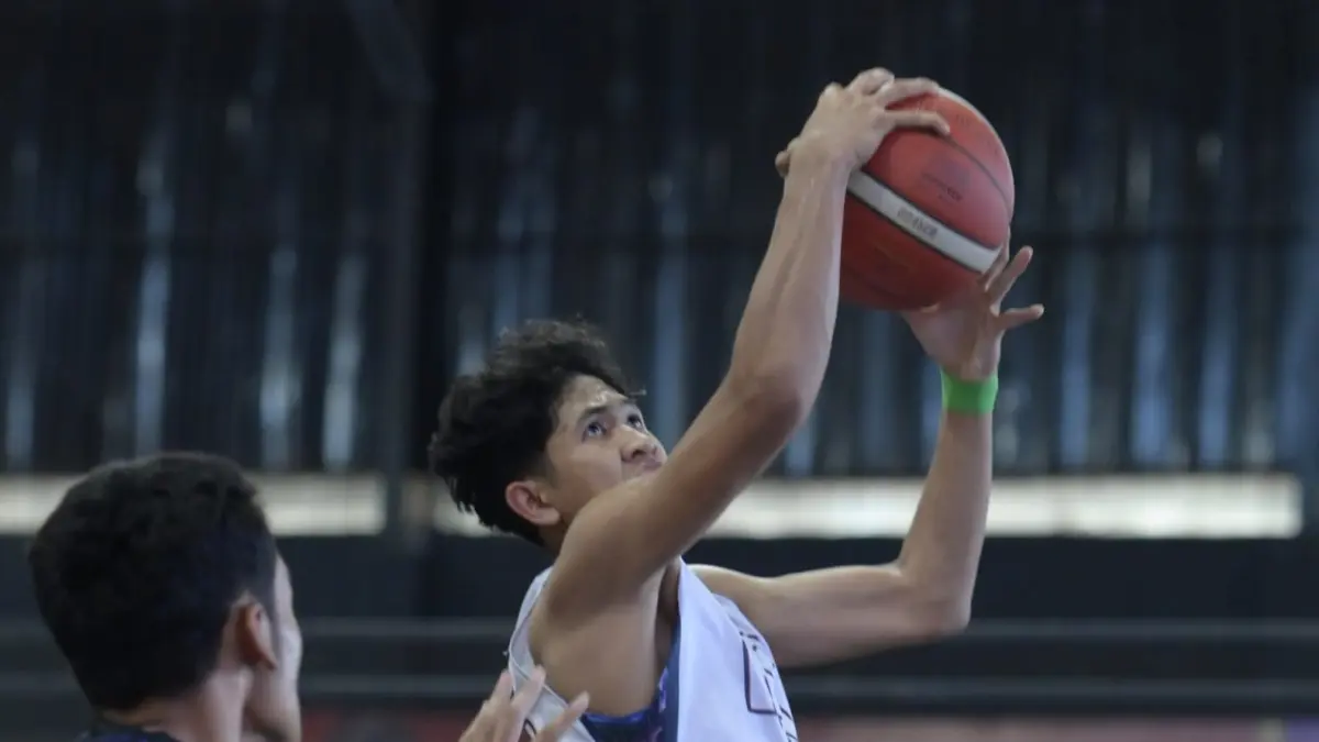 DOMINAN: Ardan Ramadhan (putih) melakukan lay-up di bawah tekanan pemain lawan dalam laga yang berlangsung ketat.