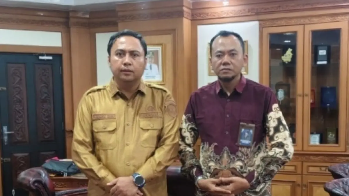 Frederick Edwin bersama Hajaturamsyah, Senin (27/4).