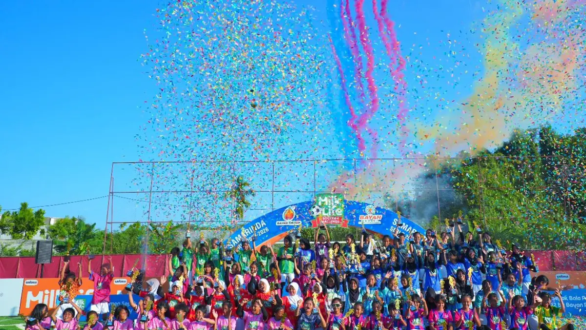 JUARA: Ekspresi bahagia pemain saat merayakan keberhasilan menjadi kampiun dalam ajang MilkLife Soccer Challenge Samarinda. (IST)

&nbsp;