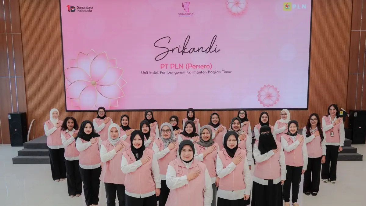 KOMPAK: Srikandi PLN UIP KLT berfoto bersama dalam kegiatan peringatan Hari Kartini sebagai simbol semangat emansipasi dan peran perempuan dalam pembangunan ketenagalistrikan.