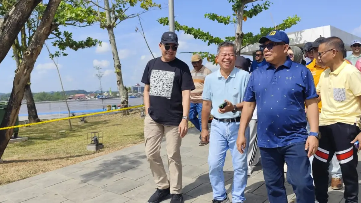 
KONSISTENSI: Andi Harun (kiri) di sela pemantauan pembersihan Teras Samarinda bersama ASN se Kota Samarinda, Minggu (26/4).