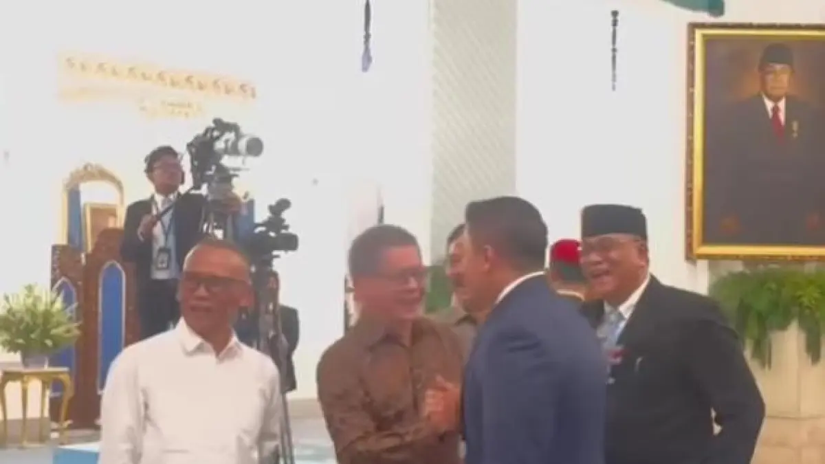 Momen Rocky Gerung bersapa dengan Seskab Teddy Indra Wijaya.