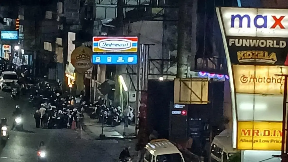 PARKIR LIAR: Kawasan sekitar Balikpapan Plaza yang merupakan KTL kerap dijadikan lokasi parkir liar roda dua dan empat.