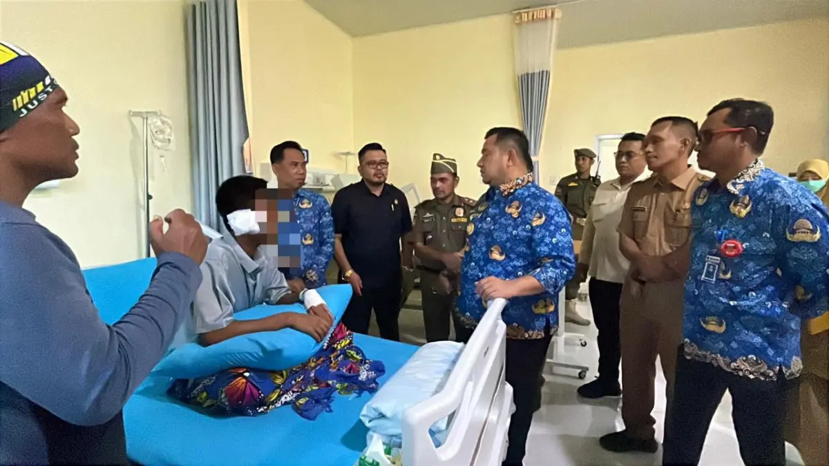
PERHATIAN: Bupati PPU, Mudyat Noor, tampak menjenguk pelajar yang sedang dirawat di RSUD RAPB PPU.(ist/kp)