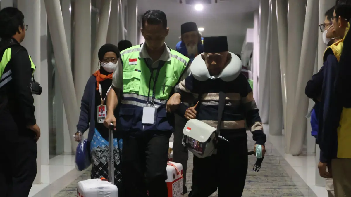RESMI BERANGKAT: Suasana keberangkatan 359 jamaah haji Kloter 1 asal Samarinda melalui Bandara SAMS Sepinggan Balikpapan, Minggu (26/4) malam. (Anggi Pradhita/KP)