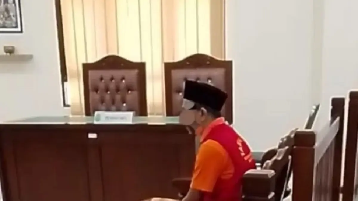 VONIS: Terdakwa menjalani sidang putusan atas penganiayaan menggunakan senjata tajam.