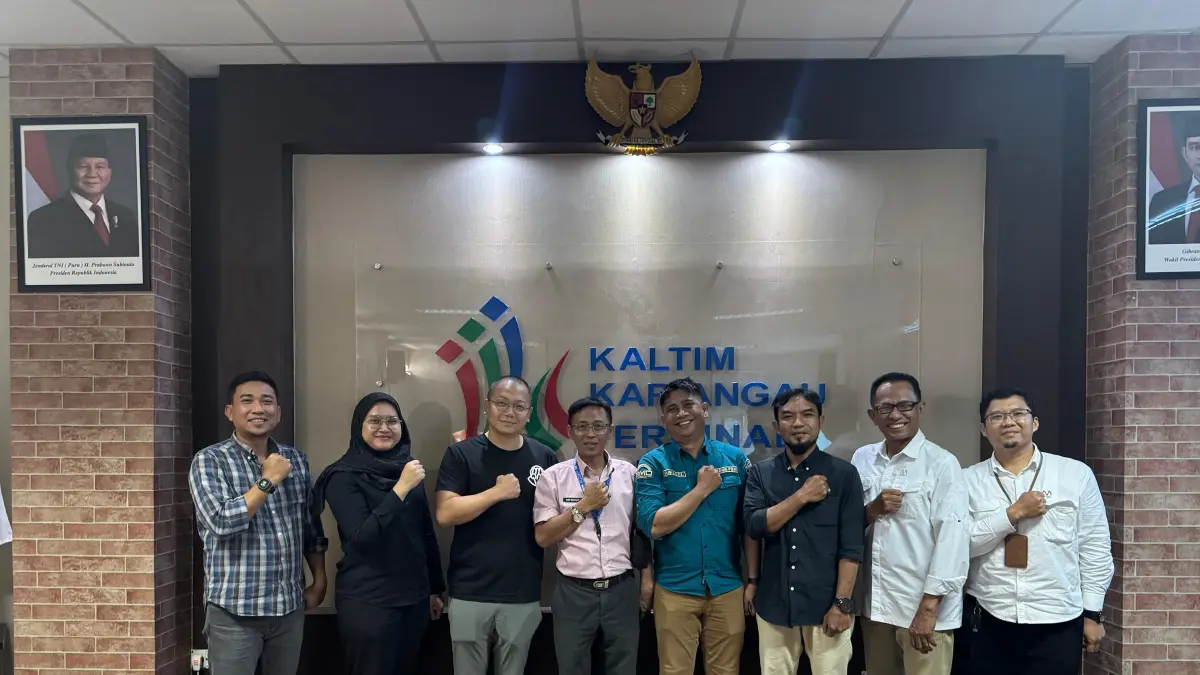 POTENSIAL: Tani Wijaya Rusdy (kiri) menerima kunjungan perwakilan Max Joy International Industry Limited Edward (tiga kiri). Dia juga mengajak calon investor meninjau langsung fasilitas utama seperti area container yard, alat bongkar muat, hingga sistem pengendalian operasional.