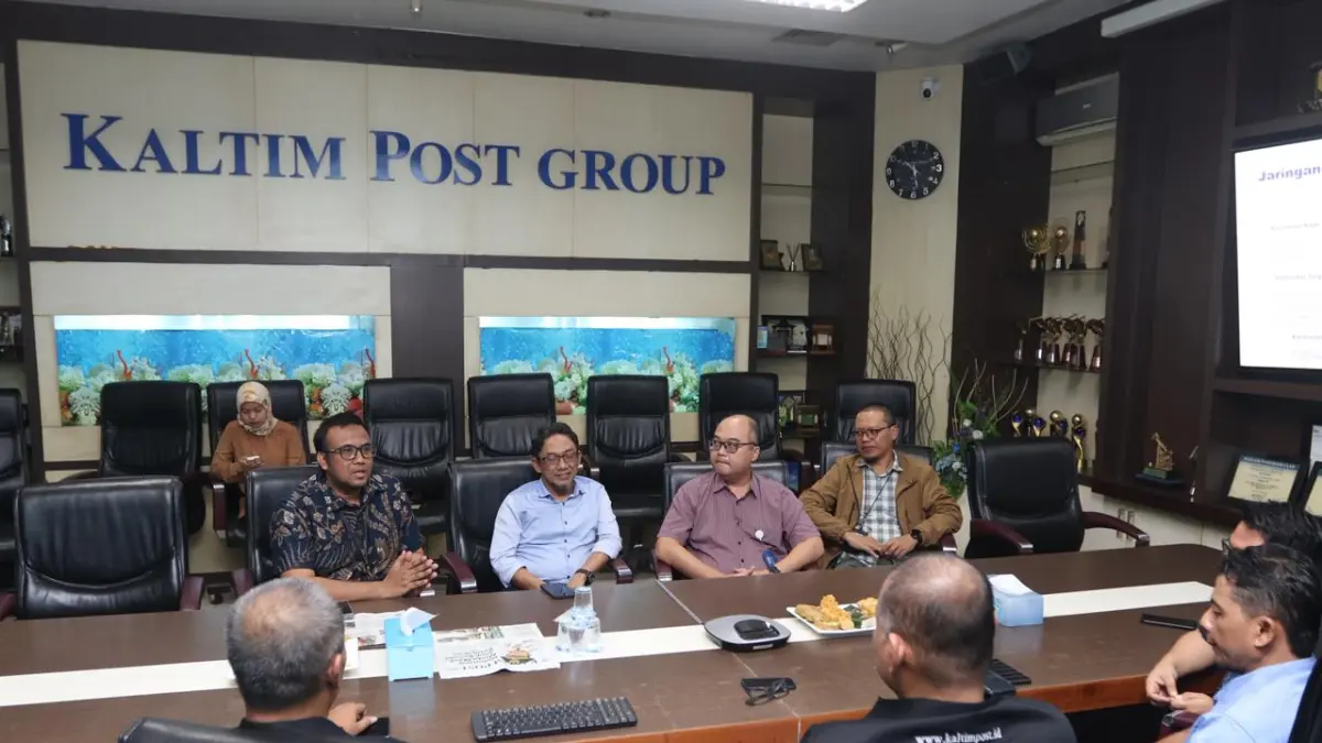 SINERGI KESEHATAN: Direktur RS Pertamina Panorama (RSPP) Balikpapan, Alvin Malvinas Bayu Putera (depan,kiri) saat berdiskusi dengan manajemen Kaltim Post. Kunjungan ini bertujuan mempererat hubungan dengan media serta mengenalkan layanan RSPP kepada publik. (ANGGI PRADITHA/KALTIM POST)