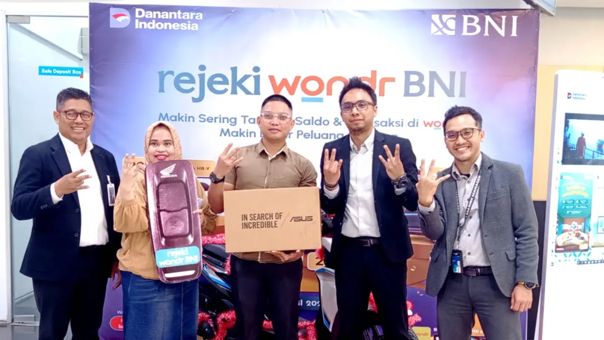 SIMBOLIS: Area Head 5 BNI Kantor Wilayah 09 Priyo Purwono (kiri), Satriana, Erwin Ilyas, Branch Manager BNI Kantor Cabang Samarinda Yogi Bagas Dewanto, Branch Service Manager BNI Kantor Cabang Samarinda Nugraha Hariwibawa bersama para pemenang Rejeki Wondr Tahap 2.