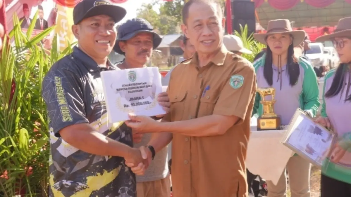 Asisten II Bidang Perekonomian dan Pembangunan Sekretariat Kabupaten (Setkab) Kutai Barat, Ali Sadikin menyerahkan hadiah kepada juara  Kontes Ternak Tahun 2026 di Lapangan Teras UMKM Alun-Alun Itho.