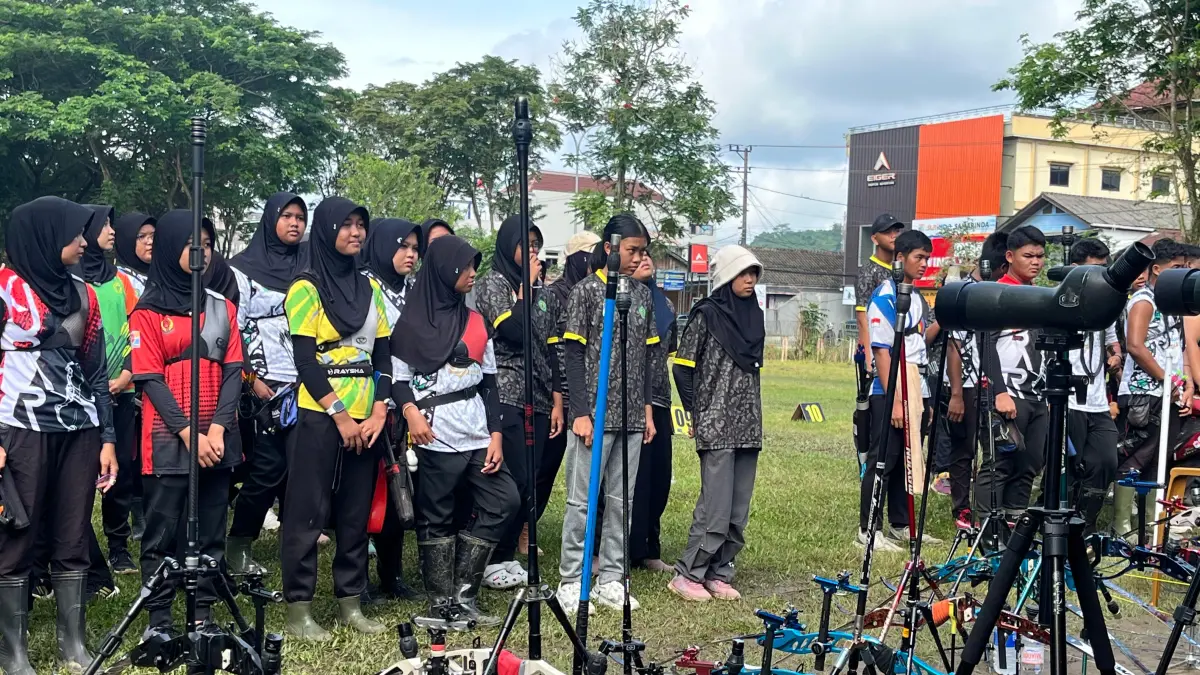 Atlet panahan Kaltim menjalani latihan rutin sebagai bagian pembinaan daerah menuju Porprov Kaltim 2026 di Paser. (NASYA RAHAYA/KALTIM POST)
