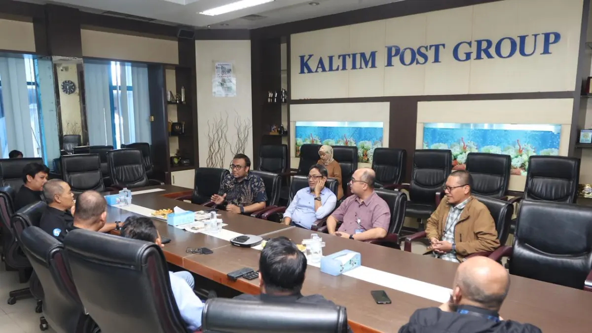 SINERGI KESEHATAN: Manajemen RS Pertamina Panorama (RSPP) Balikpapan dipimpin Direktur Alvin Malvinas Bayu Putera, berdiskusi dengan manajemen Kaltim Post. Kunjungan ini bertujuan mempererat hubungan dengan media serta mengenalkan layanan RSPP kepada publik. (ANGGI PRADITHA/KALTIM POST)

