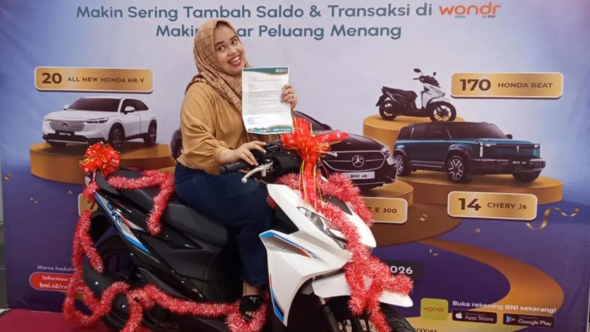 BAHAGIA: Tampak Satriana asal Samarinda beralamat di Jalan Sentosa, pekerjaan sebagai ibu rumah tangga. Salah satu yang mendapat 1 unit Honda Beat dalam undian Rejeki Wondr tahap 2.