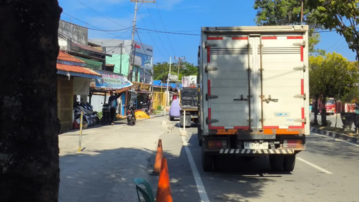 CARI SOLUSI: Antrean truk di SPBU Tanjung Laut mendapat atensi dari legislator. ADIEL KUNDHARA/KP