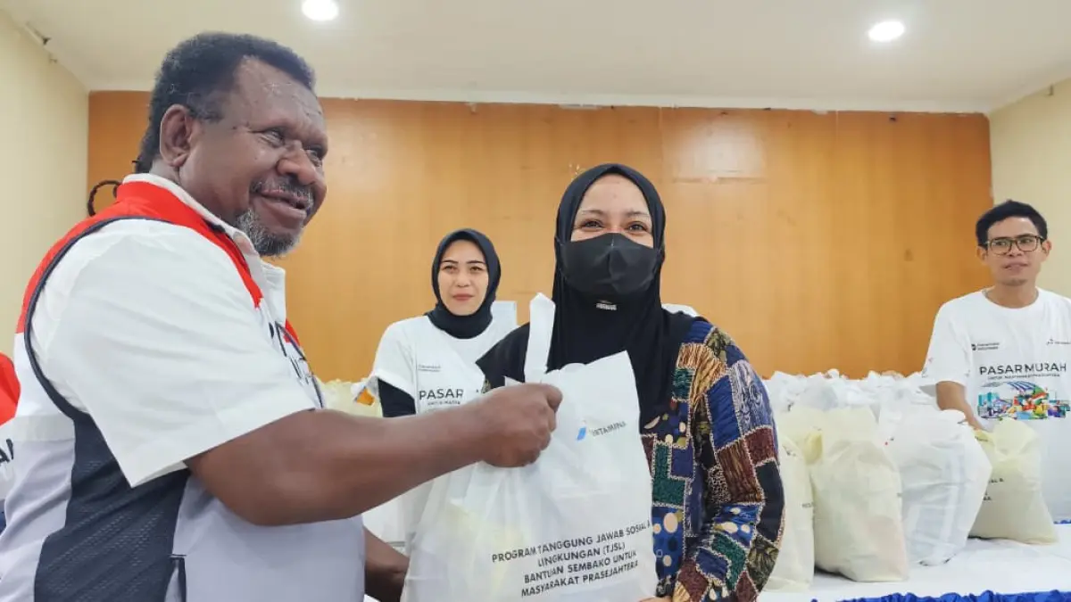 DUKUNGAN: Edi Mangun (kiri) menyerahkan paket sembako ke salah satu warga, dalam kegiatan pasar Murah di Gedung Serbaguna Masjid Baitul Muttaqien Islamic Center, Selasa (28/4).