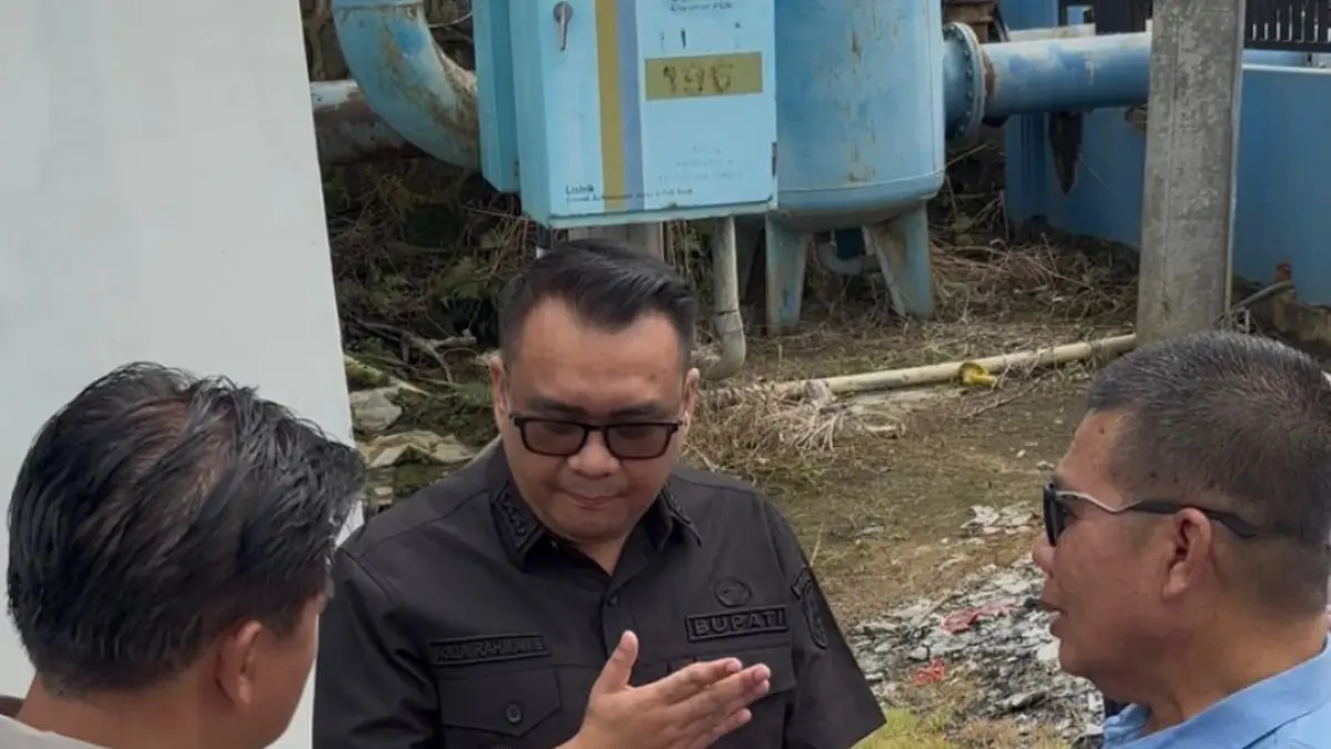 KAWAL: Bupati Kutai Kartanegara Aulia Rahman Basri meninjau lokasi rencana pembangunan peningkatan kapasitas IPA Bekotok.&nbsp;