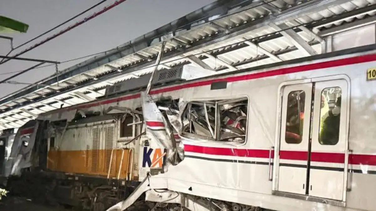 Kecelakaan kereta terjadi di Stasiun Bekasi Timur pada Senin malam (27/4). (Istimewa)