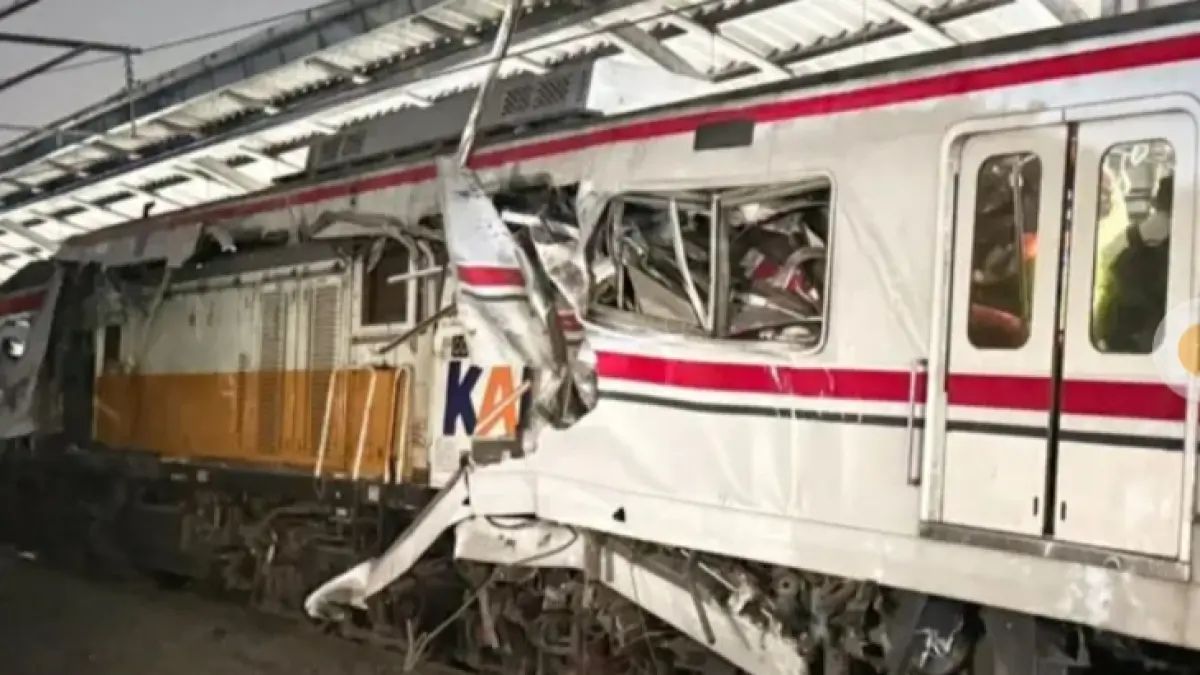  Kerusakan parah pada rangkaian KRL dan lokomotif KA Argo Bromo Anggrek usai tabrakan di Stasiun Bekasi Timur, Selasa (28/4) dini hari. Evakuasi korban masih berlangsung di tengah kondisi gerbong yang ringsek dan saling menghimpit. (Foto ist)