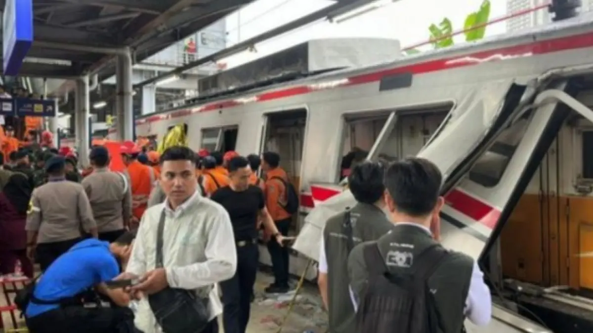 Kondisi gerbong KRL terlihat ringsek parah usai tabrakan dengan KA Argo Bromo Anggrek. (Foto detik.com)