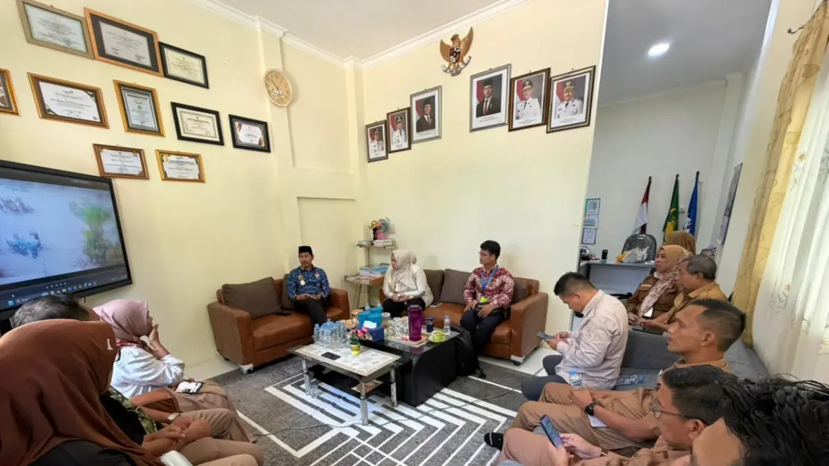 
&nbsp;Kuasa hukum Dofit Rumapea, SH (baju batik merah) saat menghadiri mediasi di ruang kepala sekolah yang dipimpin Wakil Bupati PPU,Abdul Waris Muin.(ist/kp)