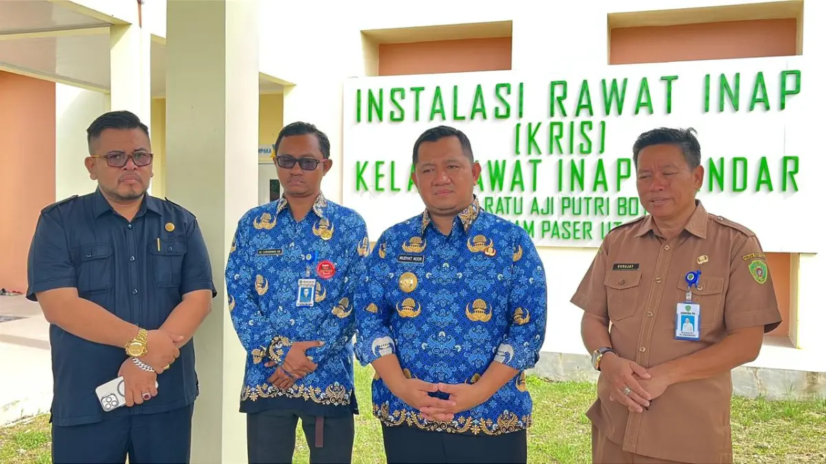 Kuasa hukum keluarga korban MR, Rohman Wahyudi (kiri) bersama Bupati PPU, Mudyat Noor (dua kanan), Direktur RSUD RAPB PPU, Lukasiwan Edi Saputro (dua kiri), dan Sekretaris Disdikpora PPU, Durajat, usai membesuk MR di rumah sakit.(ist/kp)