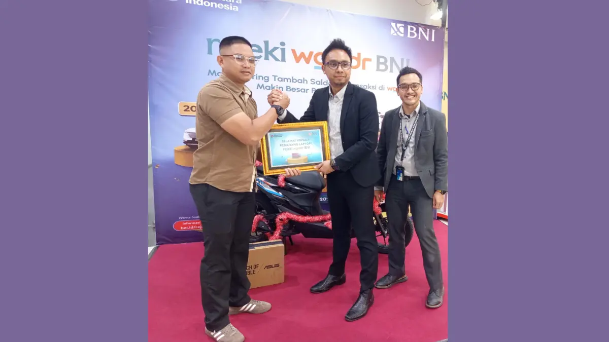 MEMBUAHKAN HASIL: Erwin Ilyas asal Desa Muara Uis, Kutai Kartanegara, pekerjaan ASN di Puskesmas Muara Uis, salah satu pemenang Rejeki Wondr tahap 2 dengan mendapatkan laptop Asus.