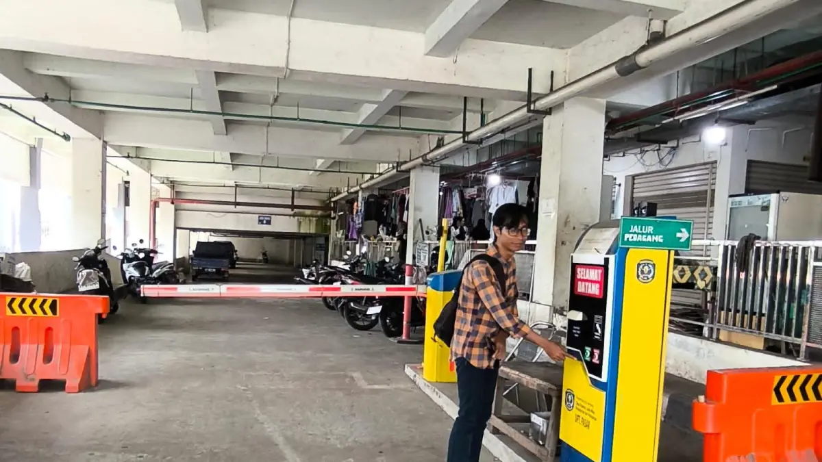 MODERNISASI LAYANAN: Penerapan sistem elektronik dan palang otomatis di pasar-pasar utama efektif meningkatkan akurasi pendapatan. (FOTO: ADIEL KUNDHARA/KP)"