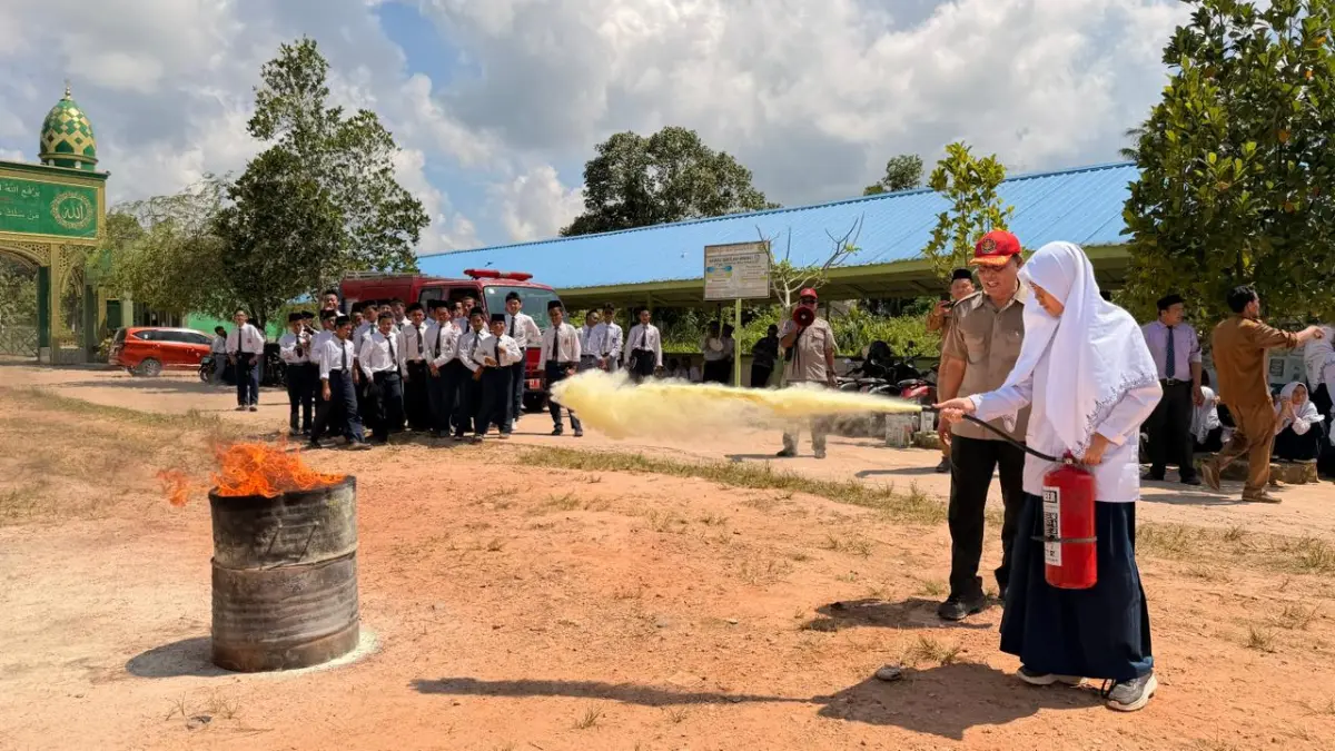 Para pelajar Ponpes Modern Al Azhar melakukan simulasi memadamkan api dengan APAR. (FOTO MARIA/KP)