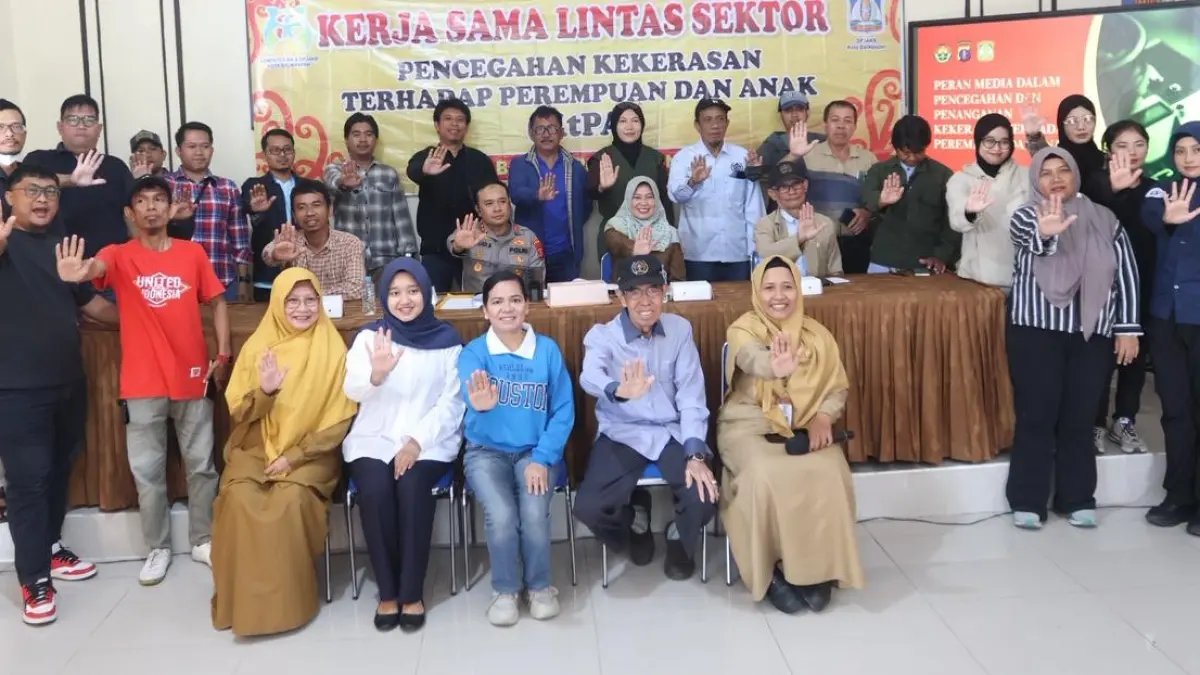Para wartawan yang mengikuti sosialisasi kerja sama pencegahan KTPA di Aula Kelurahan Telaga Sari, Selasa (28/4). (FOTO ANGGI PRADITHA/KP)