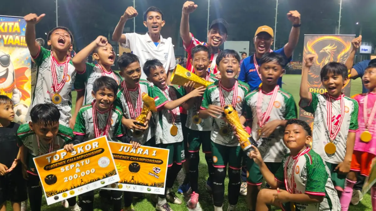 Pemain SSB Nahusam Samarinda berfoto bersama pelatih dan panitia usai menjuarai Phoenix Championship 2026 kategori U-11 di Balikpapan, Minggu (26/4).